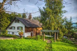 Gemütliches Landhaus mit grüner Wiese im Sommer