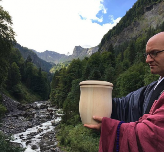 Flussbestattung_Schweiz_Trauerredner im Meditationszentrum Honora Zen Kloster mit Zen Mönch Abt Reding