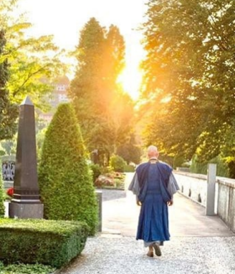 Luzern Trauerredner Abt Reding im Meditationszentrum Honora Zen Kloster mit Zen Mönch Abt Reding