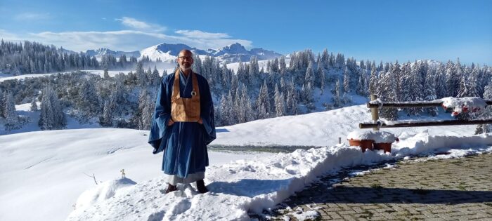 Zen Meister Reding führt durch dasZ Zen Meditationswochenende in Graubünden Grüsch-Danusa. Christliche Meditation und Zen vereint.