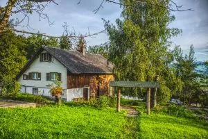 Gemütliches Landhaus mit grüner Wiese im Sommer