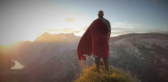 Wander- & Bettelmönch - Der Obdachlose und der Besitzer sind in Harmonie!